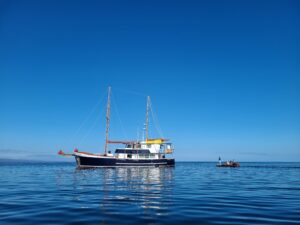 samba yacht and dinghy galapagos