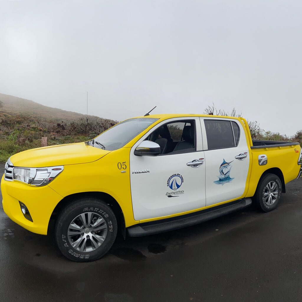 yellow and white truck taxi galapagos